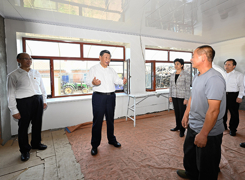9月6日至8日，，，，，，，中共中央总书记、国家主席、中央军委主席习近平在黑龙江考察。。。。。。。这是7日上午，，，，，，，在遭受洪涝灾难的哈尔滨尚志市老街基乡龙王庙村，，，，，，，习近平走进村民杨春贵家中，，，，，，，观察受损衡宇修缮情形。。。。。。。
