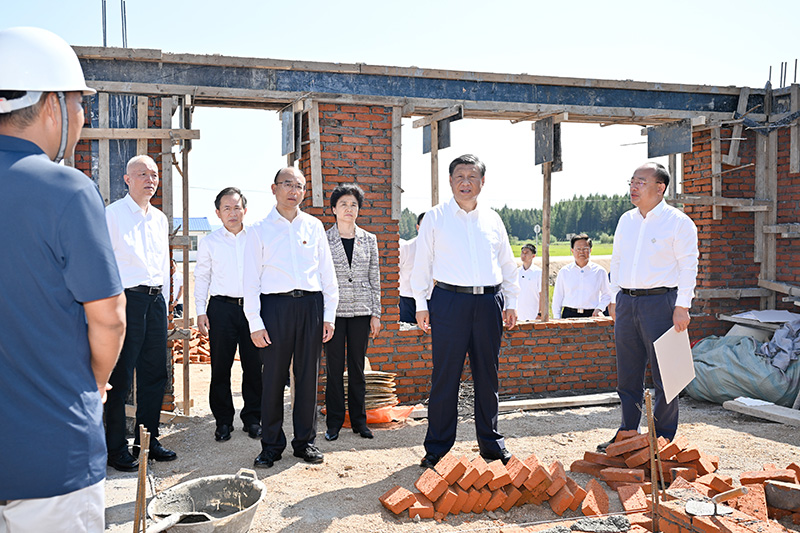 9月6日至8日，，，，，，，中共中央总书记、国家主席、中央军委主席习近平在黑龙江考察。。。。。。。这是7日上午，，，，，，，习近平在遭受洪涝灾难的哈尔滨尚志市老街基乡龙王庙村，，，，，，，观察水毁衡宇重修情形。。。。。。。