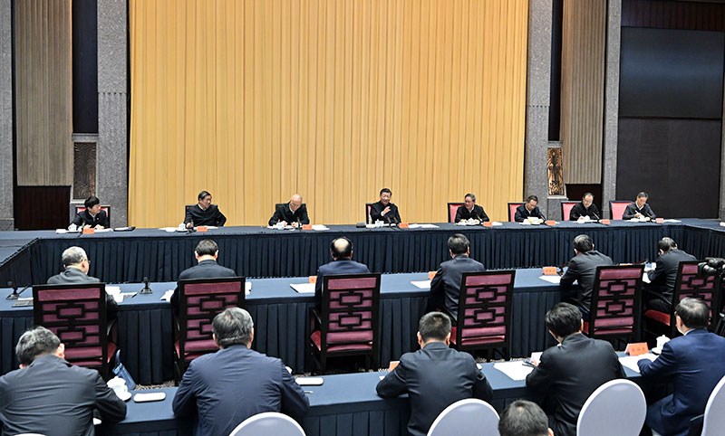 11月30日上午，，，，，，中共中央总书记、国家主席、中央军委主席习近平在上海主持召开深入推进长三角一体化生长座谈会并揭晓主要讲话。。。。。。